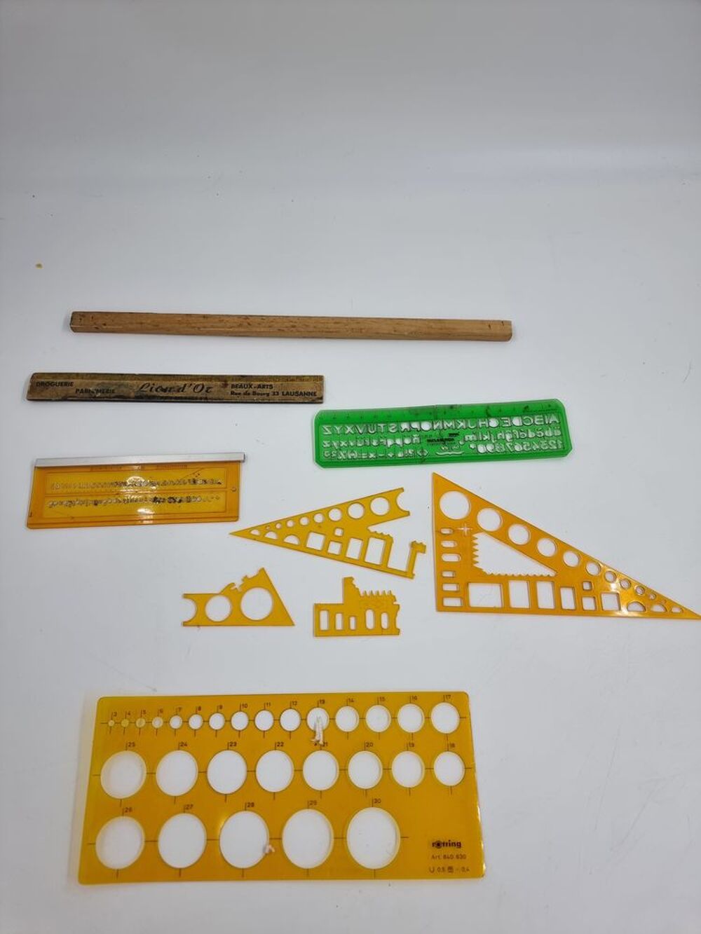 Lot de divers r&egrave;gles/pochoirs de mesure Bricolage