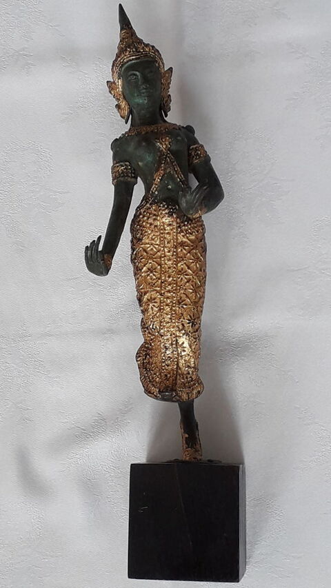 Statue danseuse tha�landaise
145 Salon-de-Provence (13)