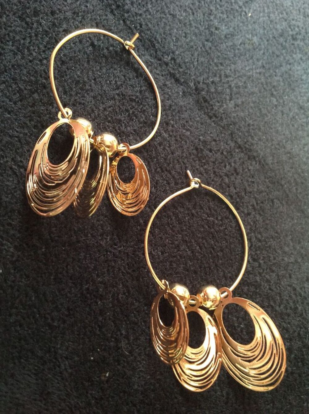 BOUCLES OREILLES DOR&Eacute;E OVALE 3ta ANNEAU Envoi Possible
Bijoux et montres