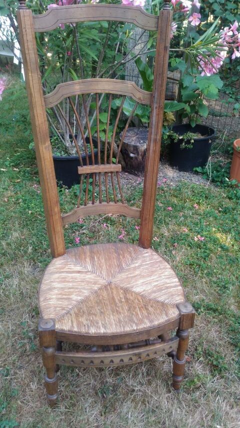 très belle chaise basse de foyer ouvragée 30 Les Brouzils (85)