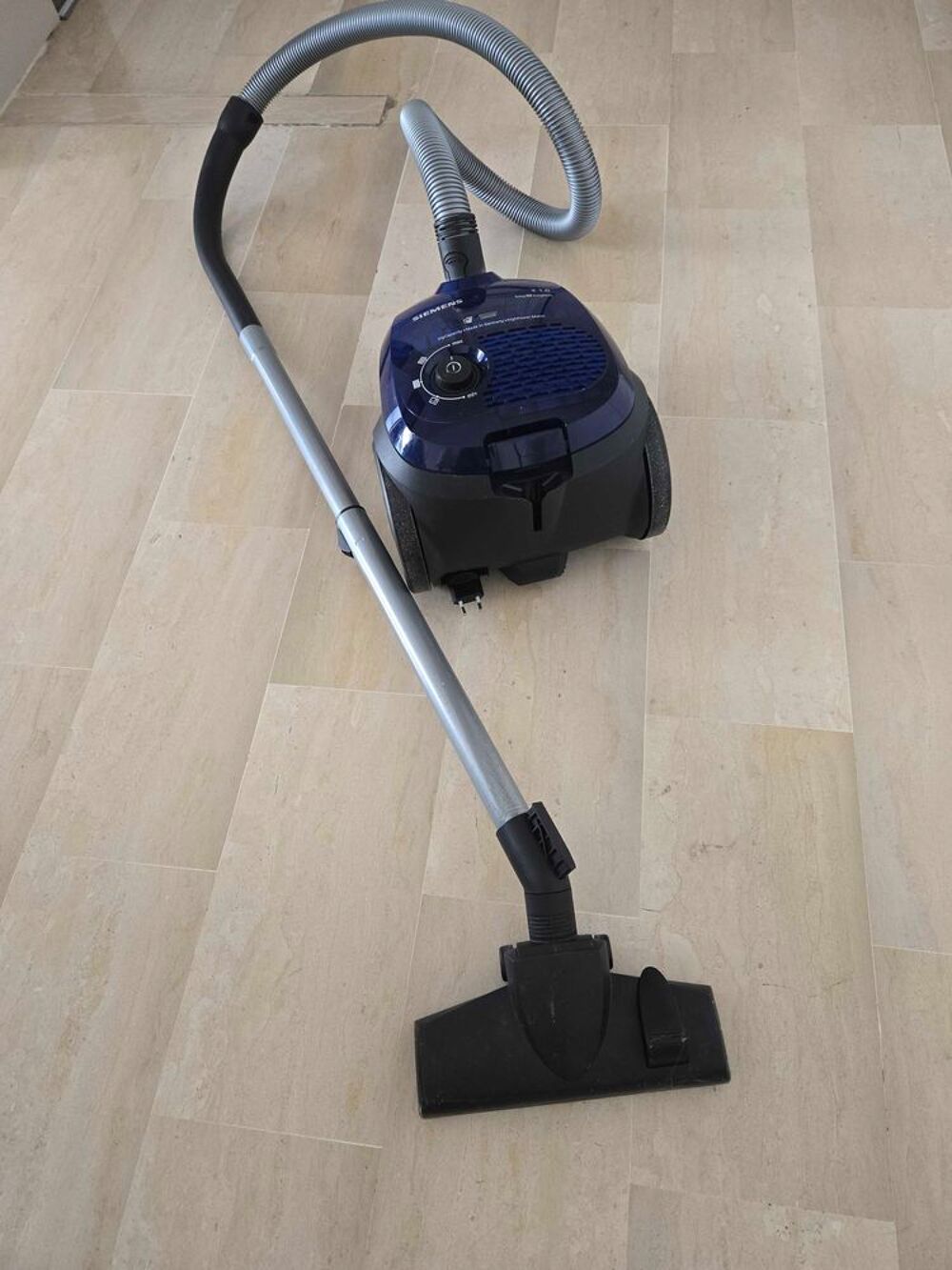 Aspirateur tra&icirc;neau Electroménager