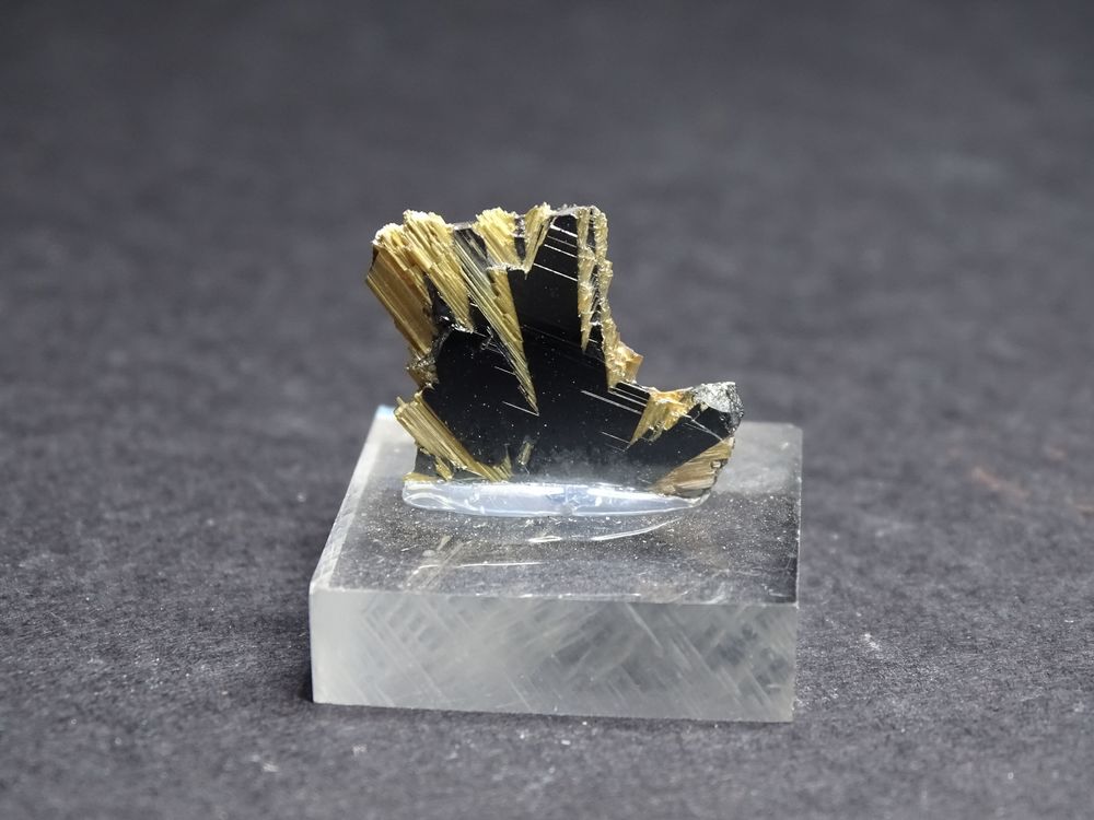 Cristaux de Rutile Jaune "Or" + H&eacute;matite noir intense Ibitar 