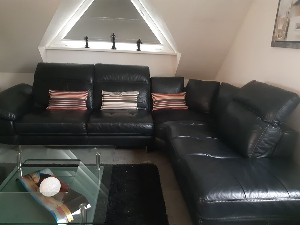 Canap&eacute; d'angle en cuir noir. coussin offert Meubles