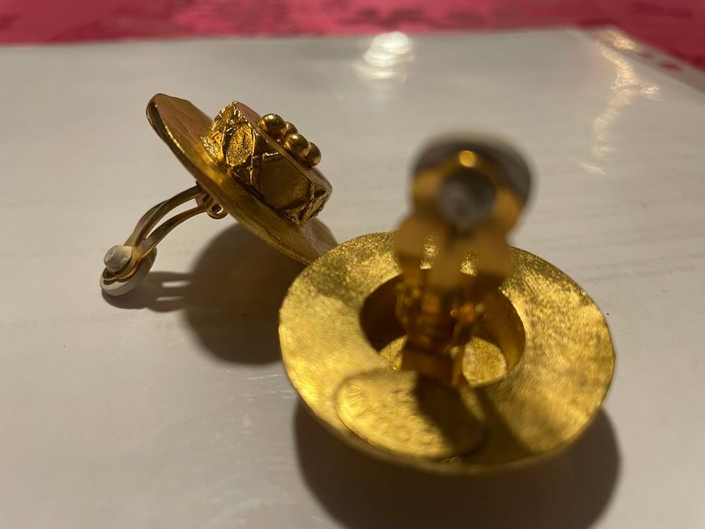 BO Clip dor&eacute;e ronde relief ANTIGONA Bijoux et montres