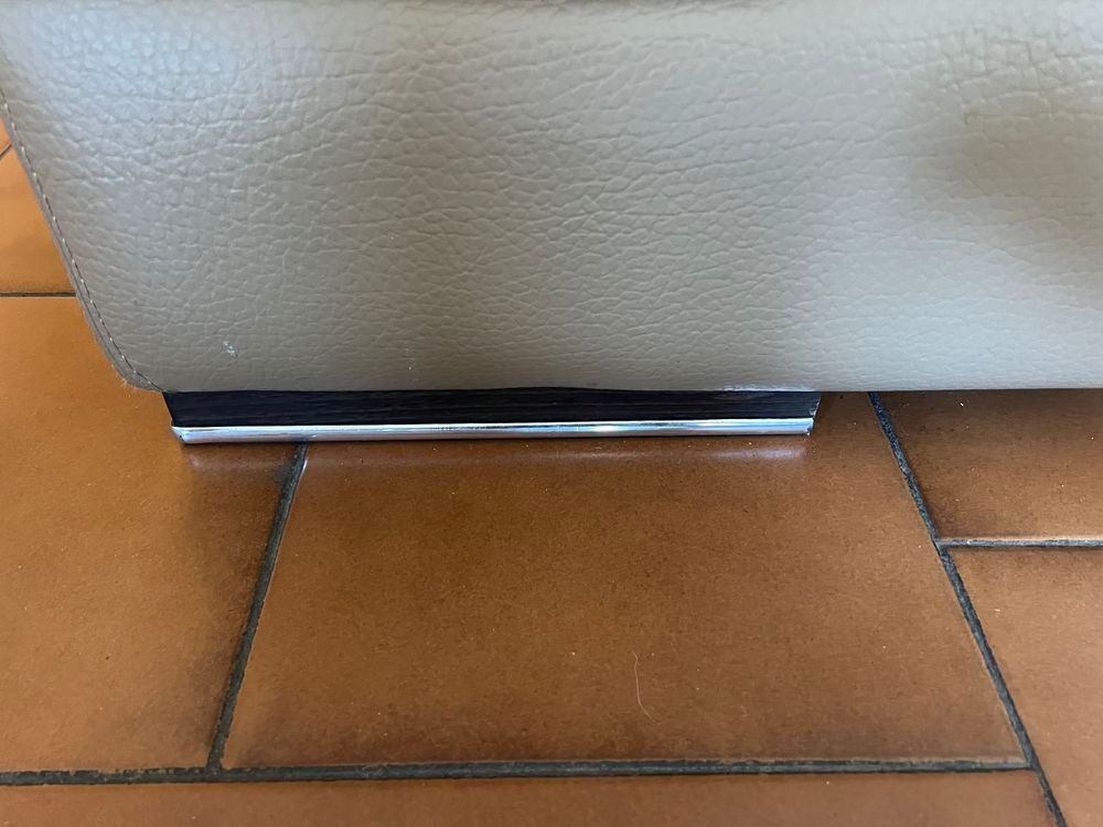 deux canap&eacute;s en cuir beige Meubles