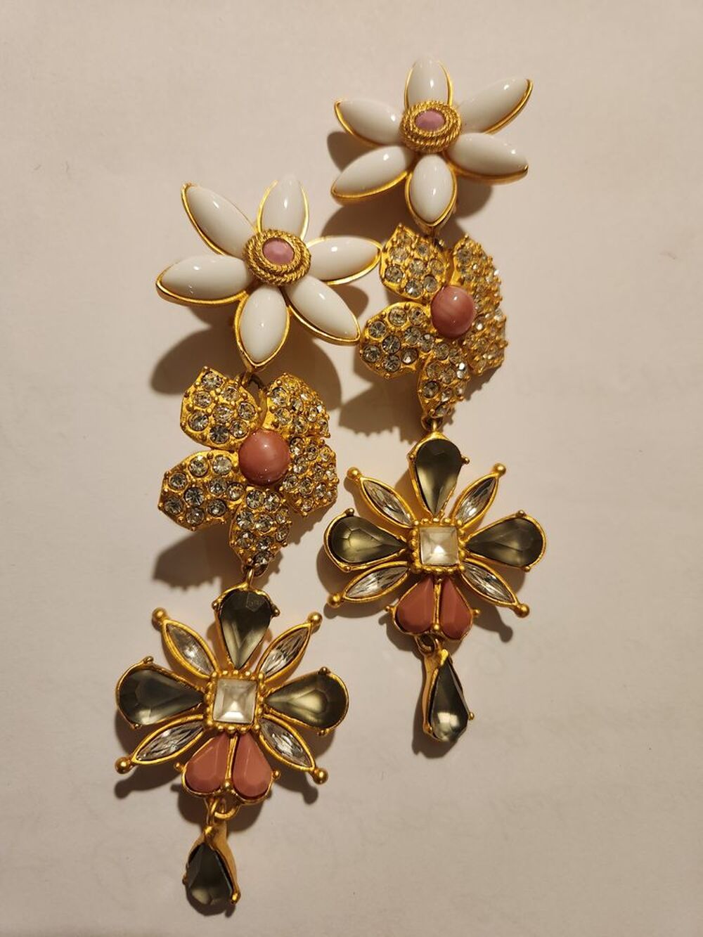 BO Clip dor&eacute;e bicolore blanc rose strass 3 pendants_LACROIX Bijoux et montres