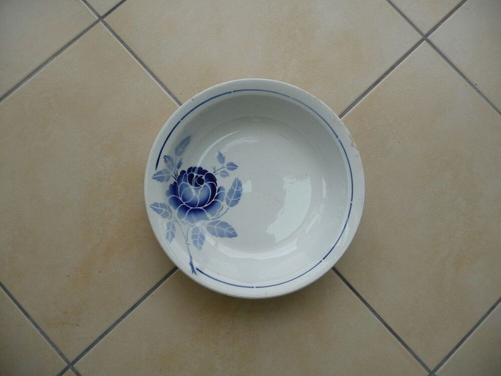 Plat creux rond vintage motif rose bleue St Amand Cuisine