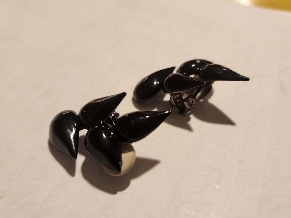 BO Boucles d'Oreilles Clip &eacute;pi NN Noire ANTIGONA Bijoux et montres