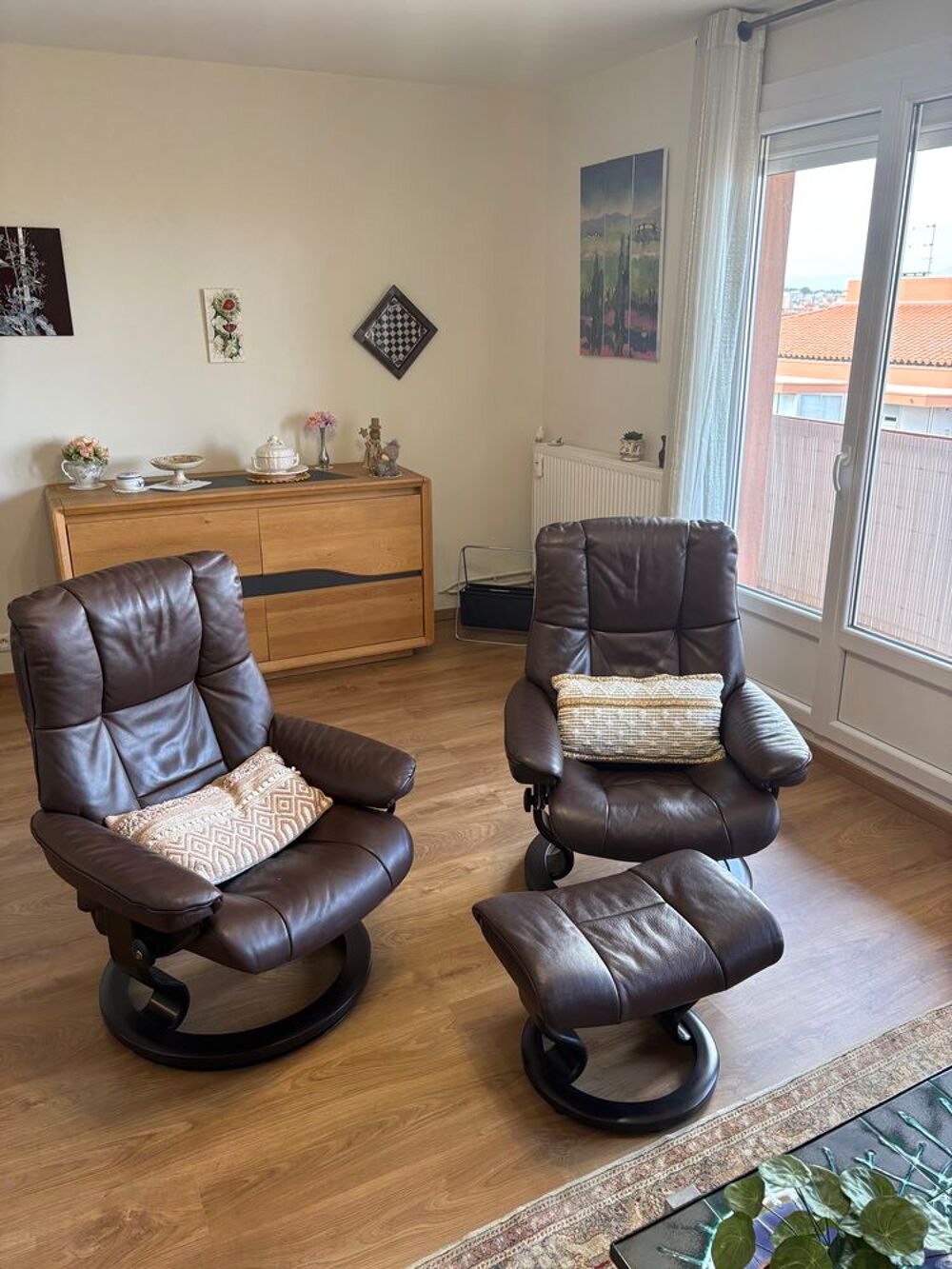 Canap&eacute; en cuir Stressless 2 places + fauteuils+ pouf . Meubles