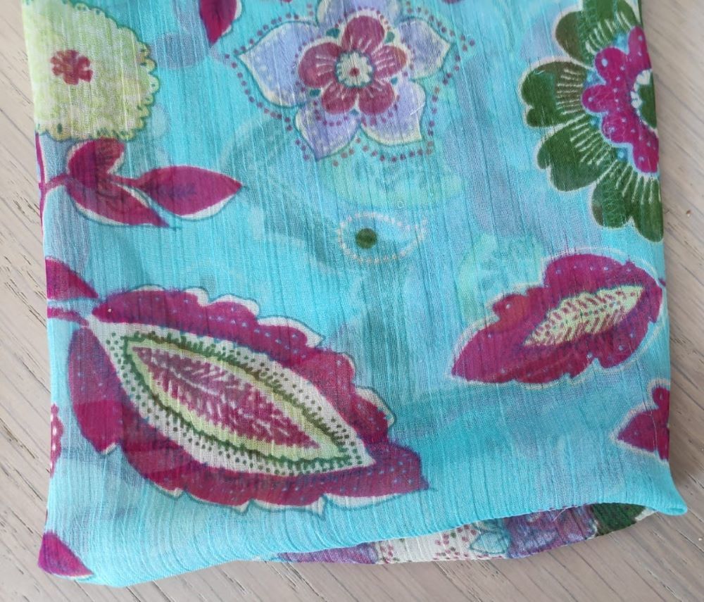 Joli haut avec bol&eacute;ro fleuri V�tements