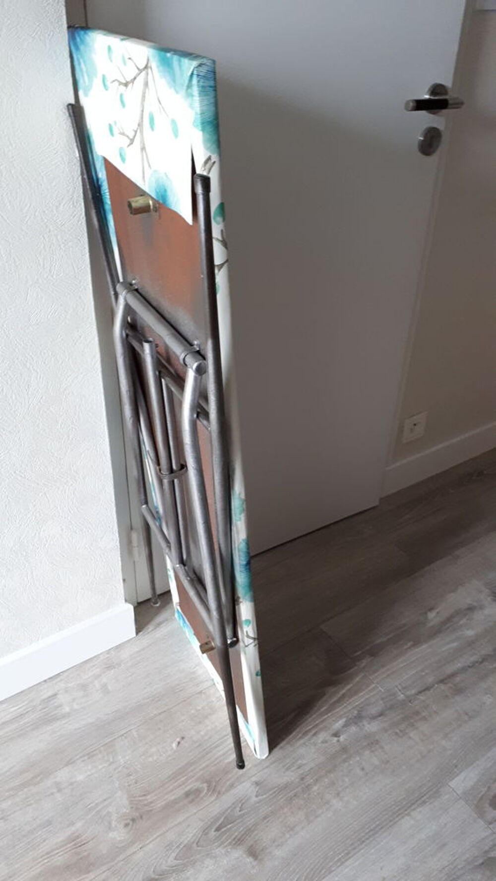  2 tables pliables pour machine &agrave; tricoter
Meubles