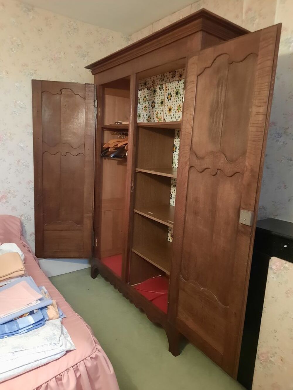 Belle grande armoire ch&ecirc;ne . Meubles