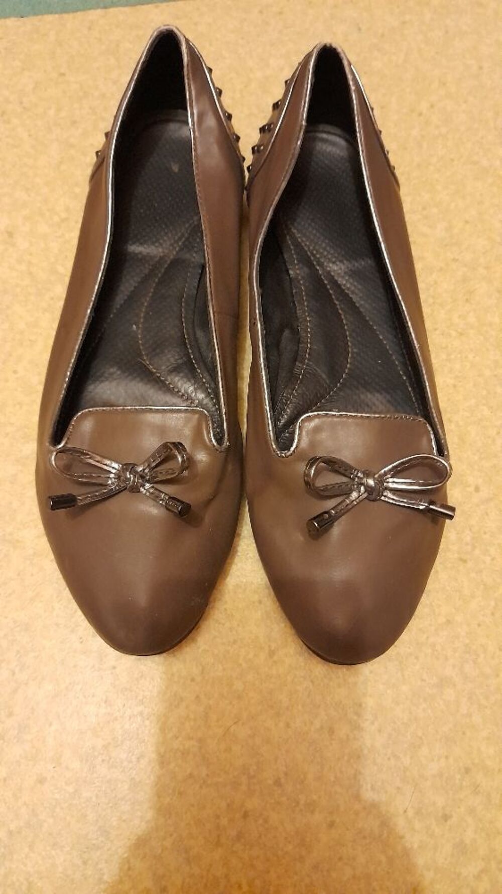 chaussure ? ballerine Geox clout&eacute;e original pointure 42 bon &eacute;tat marron avec petit noeux argent&eacute; valeur 130 euro prix sacrifi&eacute;s vue quel ont &eacute;t&eacute; port&eacute;e petit prix 18 euro Chaussures