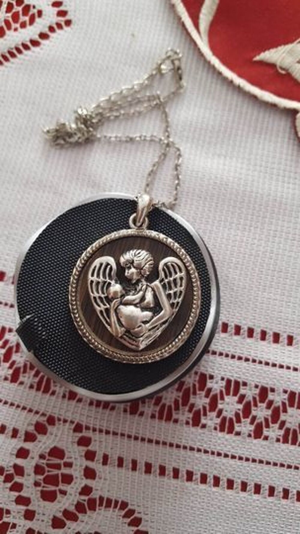 Deux bagues perles culture, m&eacute;daille protection N&deg; 1377 Bijoux et montres