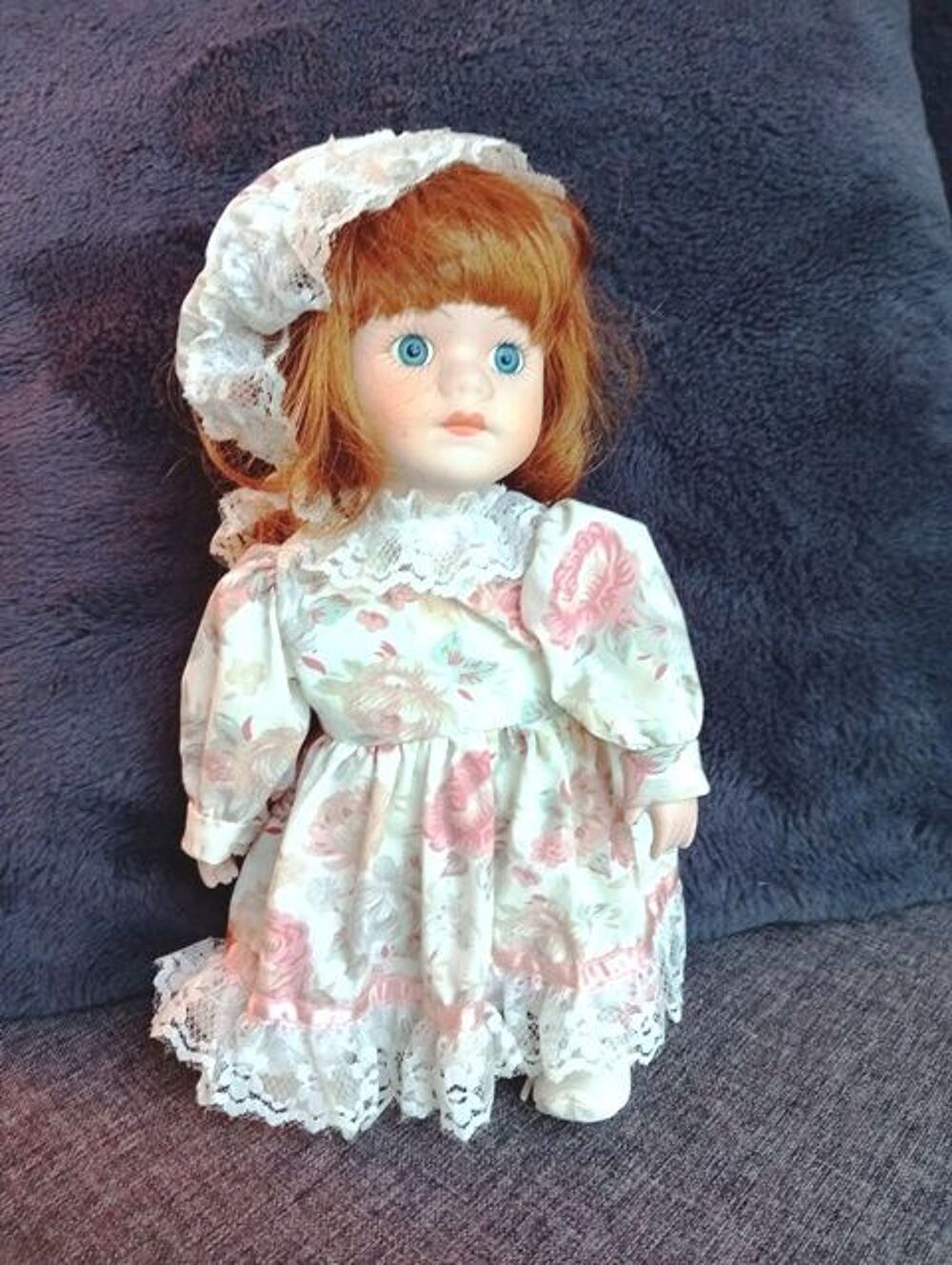 Poup&eacute;e en porcelaine petite fille robe dentelle 