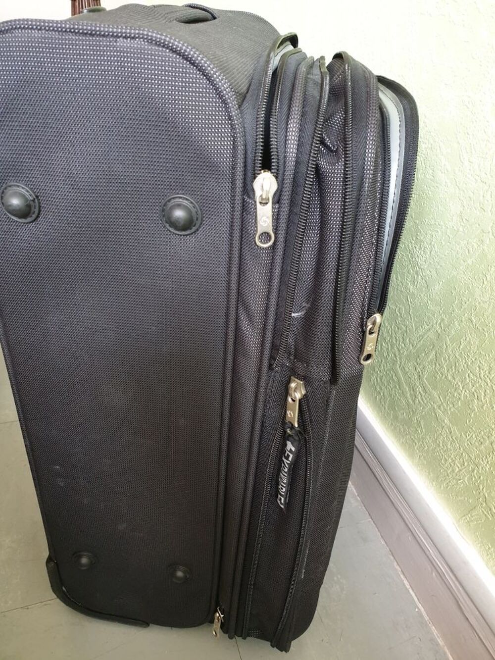 d une valise samsonite Meubles