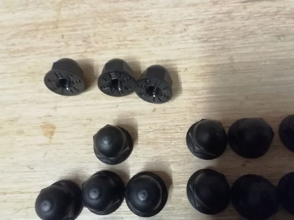 &Eacute;crous borgnes nylon neufs noir M6 Bricolage