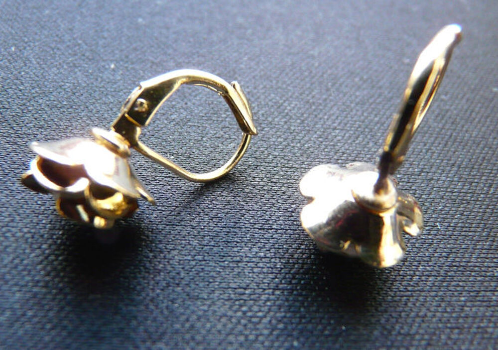 Boucles d'Oreilles dor&eacute;es en forme de Rose et petite perle Bijoux et montres