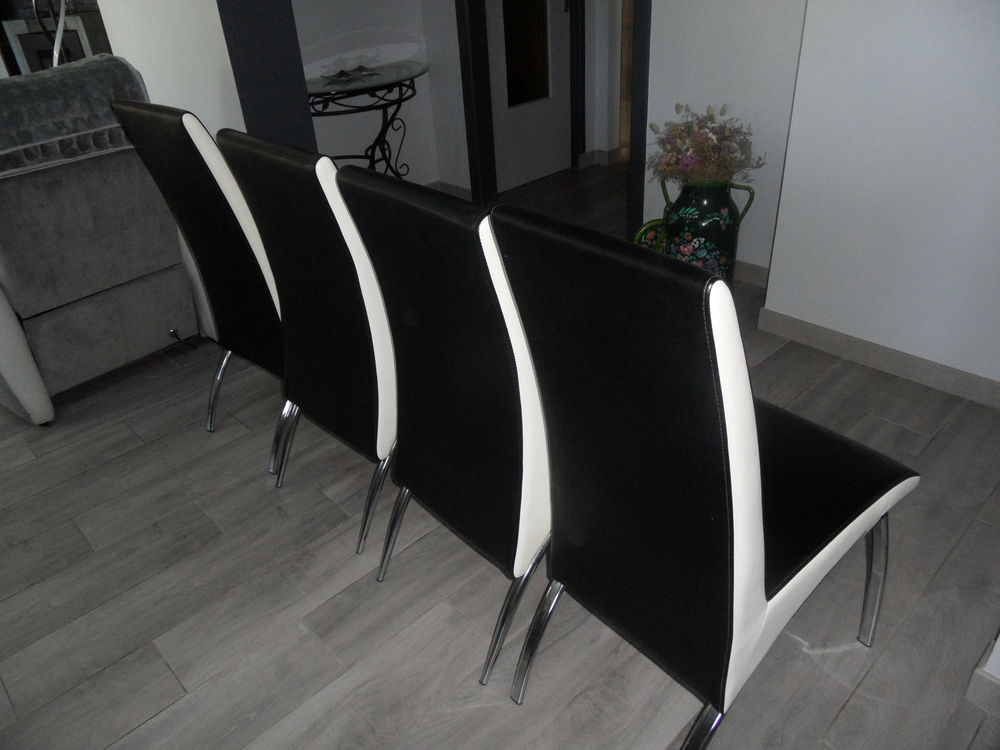 Lot de 4 chaises rembourr&eacute;es en simili cuir en tr&egrave;s bon &eacute;tat Meubles