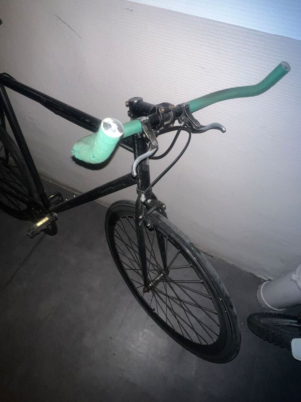 V&eacute;lo tr&egrave;s bon &eacute;tat couleur noir Vélos