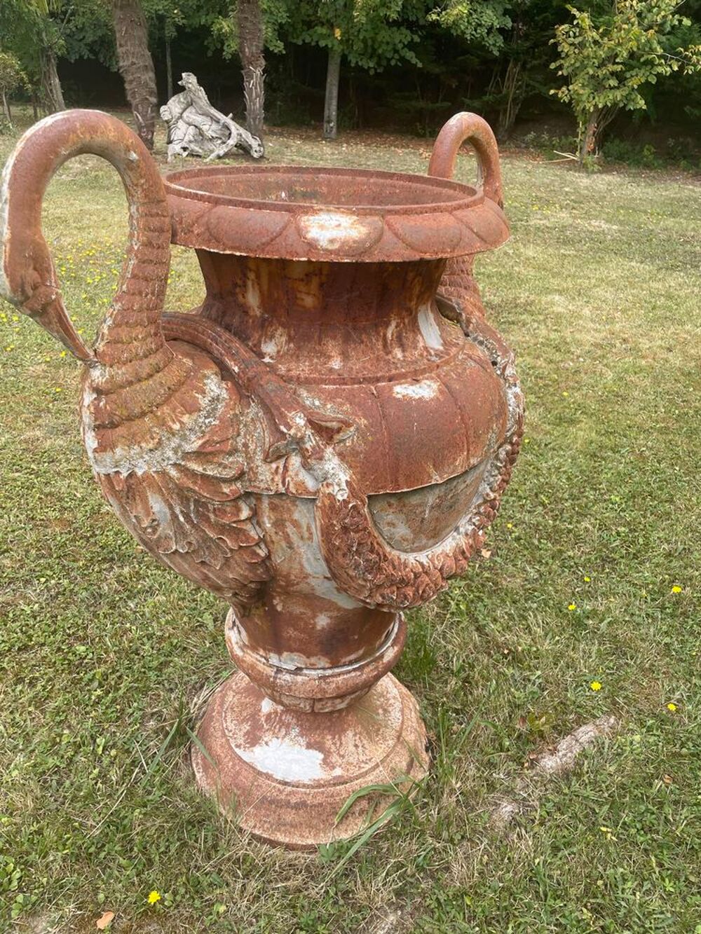 Magnifique vase orn&eacute; de cols de cygne en fonte Décoration