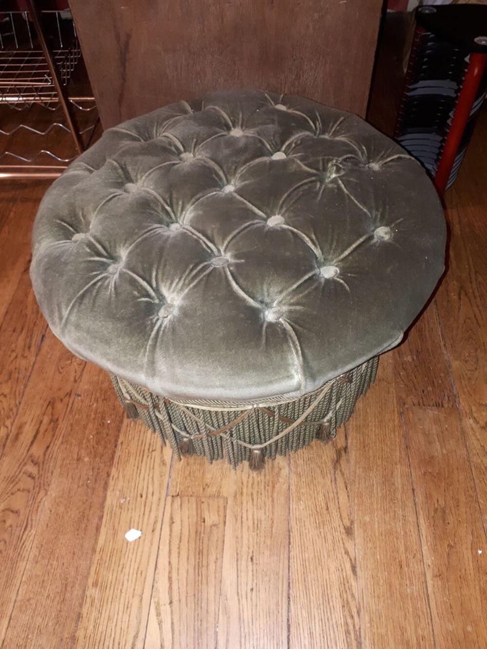 Pouf vert boutonn&eacute; &agrave; franges Meubles