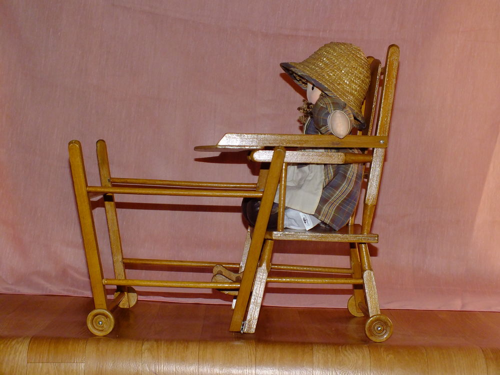 chaise haute de poup&eacute;e Jeux / jouets