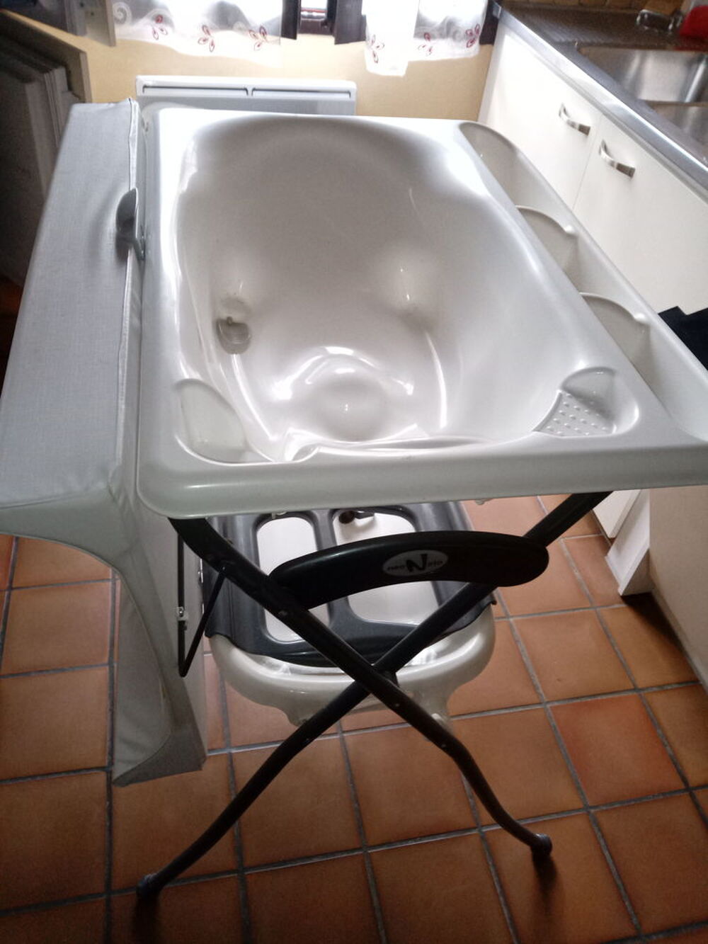 Baignoire et n&eacute;cessaire a langer pour BEBE Pu�riculture