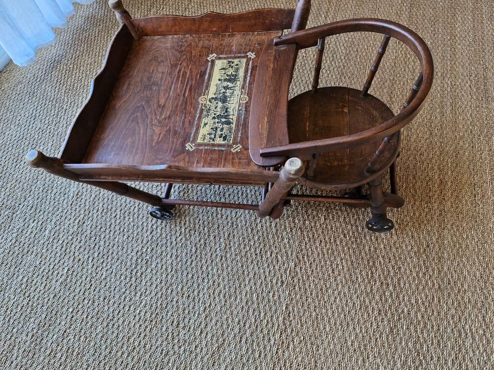 Chaise haute b&eacute;b&eacute; transformable. Mobilier enfants