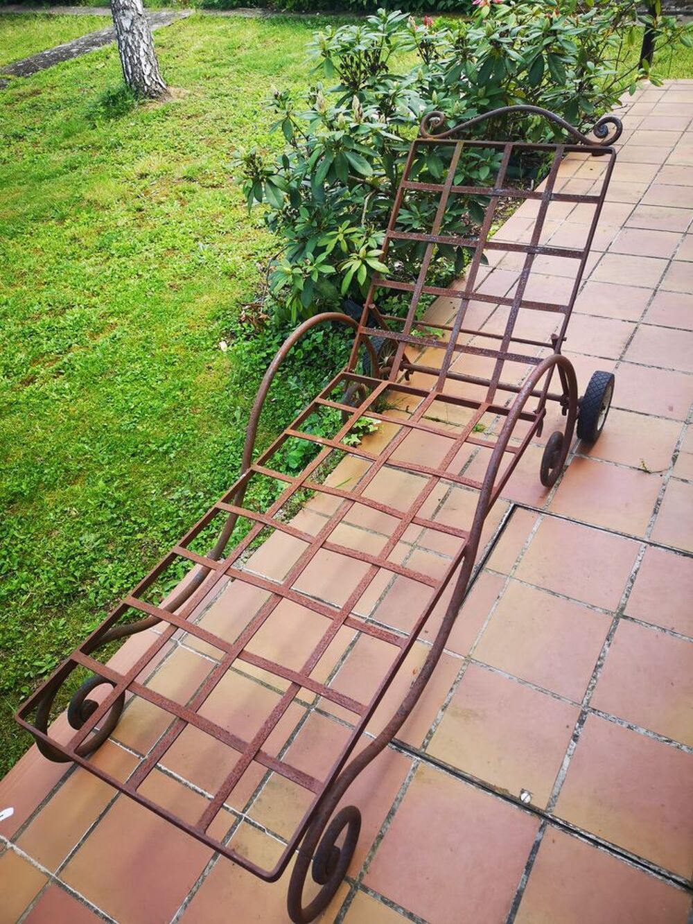 chaises longues et dessertes en fer forg&eacute; Jardin