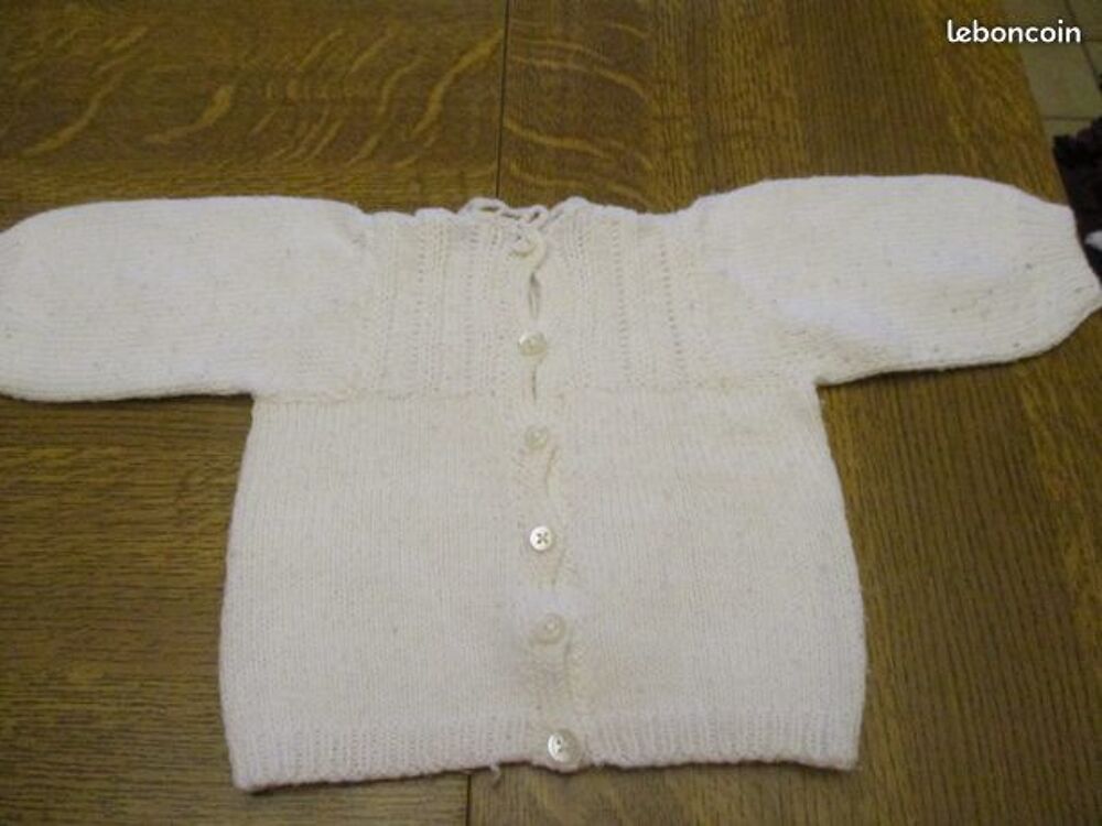 Brassi&egrave;re blanche 1 mois boutonnee sur le derri&egrave;re Vêtements enfants