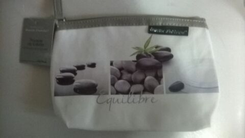 Trousse de toilette 
Neuve
Marque douceur d intérieur
21. 10 Talange (57)