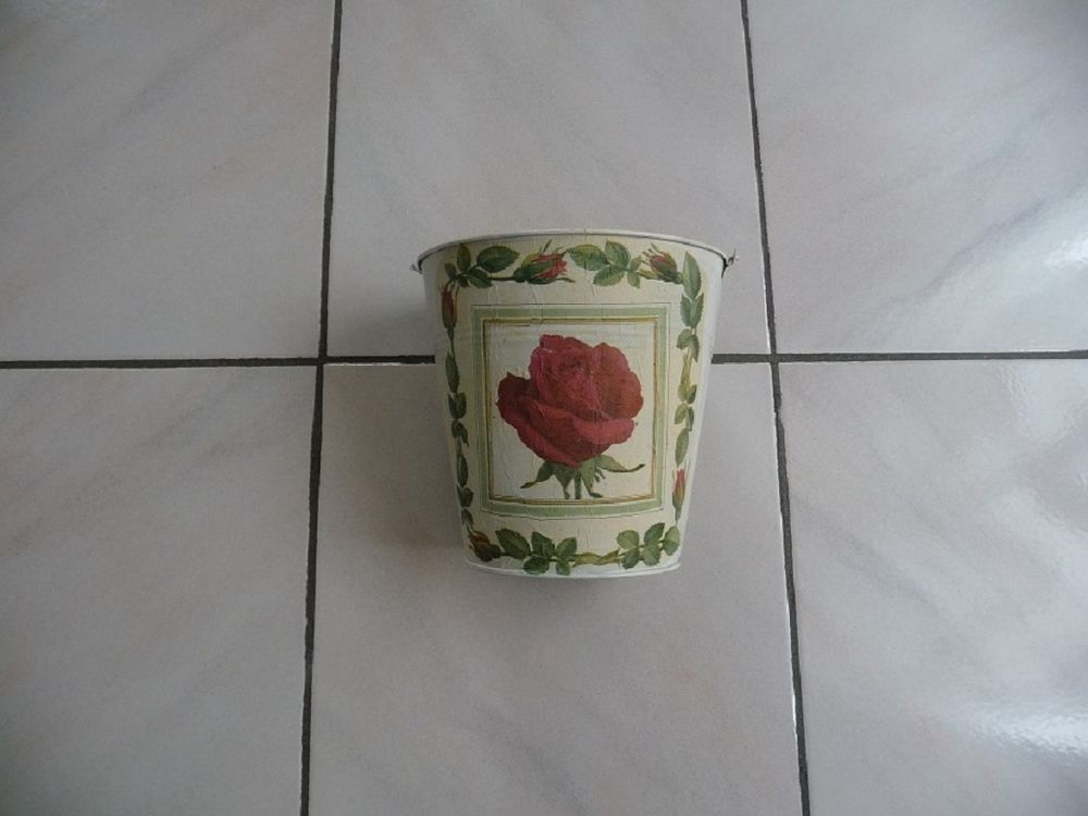 Seau en zinc d&eacute;cor&eacute; motif rose rouge Décoration