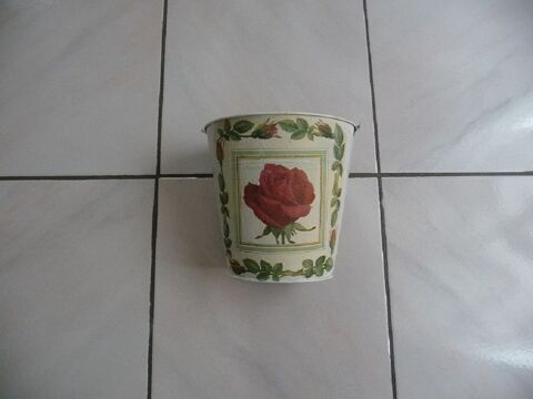 Seau en zinc décoré motif rose rouge 10 Celles-sur-Belle (79)