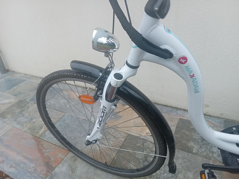 V&eacute;lo &agrave; assistance &eacute;lectrique avec batterie neuve. Vélos