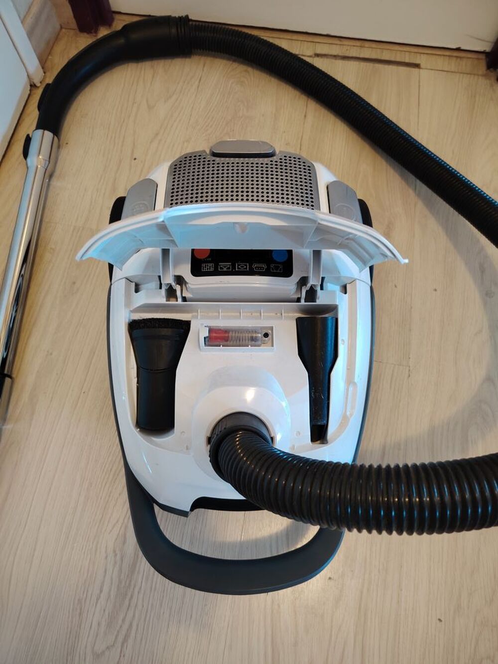 Aspirateur ESSENTIEL B EAT 68 PET Electroménager