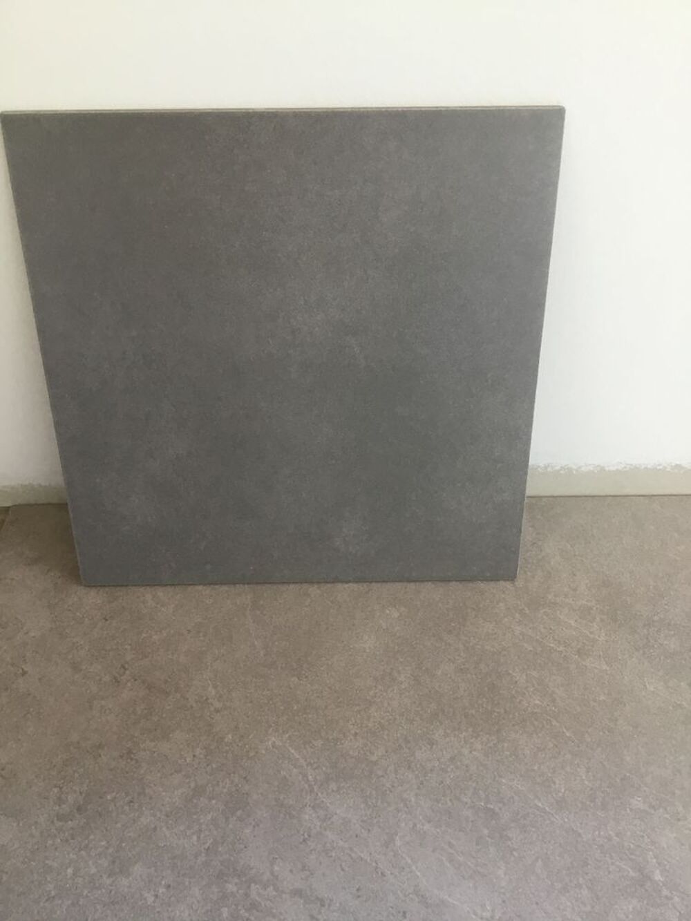 Carrelage gris 
Bricolage