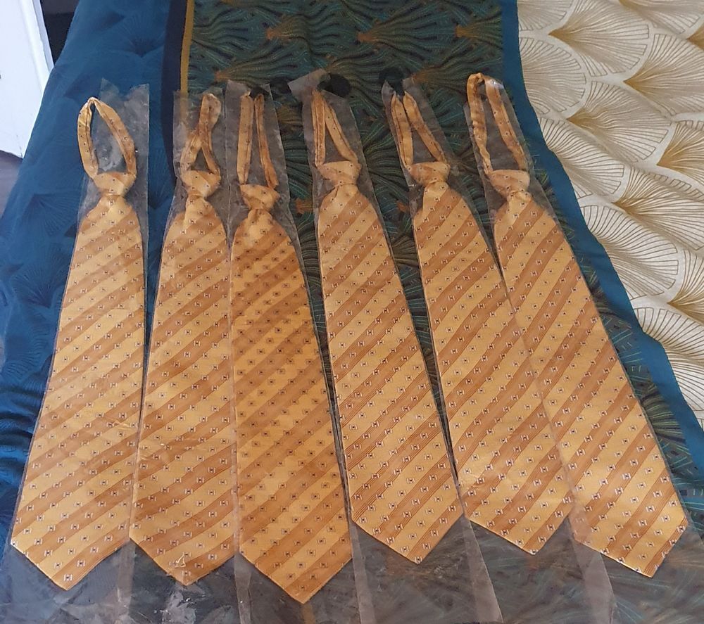 Lot de 3 Cravates en soie neuves Fait main.
Vêtements