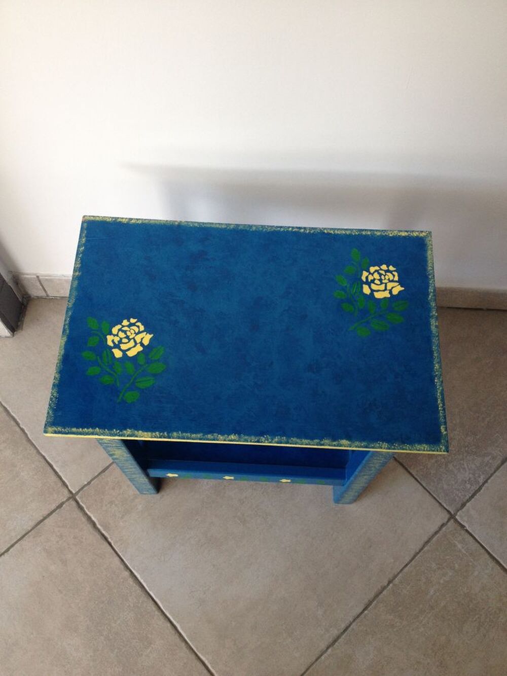 Petite table en bois peint Meubles