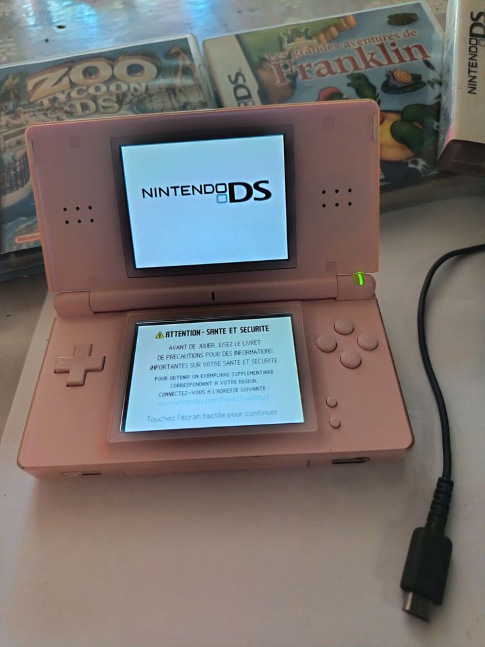 DS LiTE ROSE TBE +26 jeux + pack neuf sacoche Disney F&eacute;e Clo Consoles et jeux vidéos