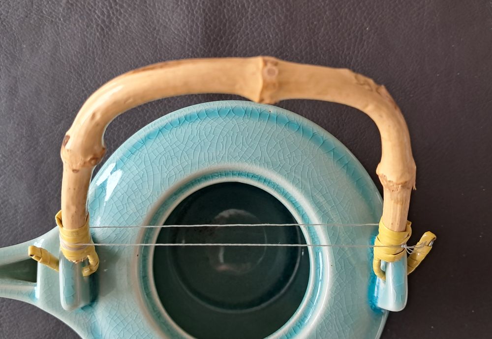 th&eacute;i&egrave;re en c&eacute;ramique &eacute;maill&eacute;e bleu avec anse en bambou Cuisine