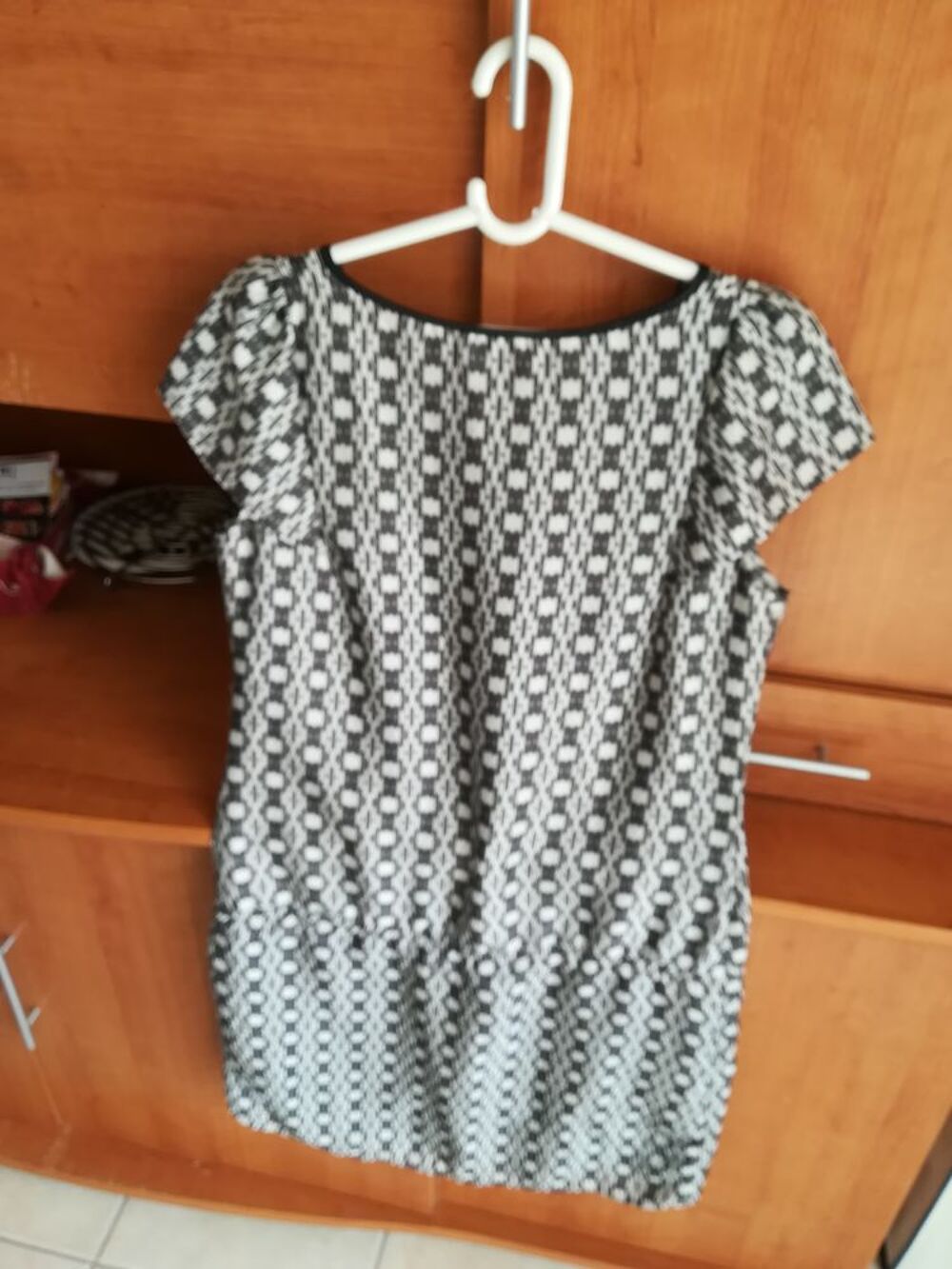Robe noir et blanche Vêtements