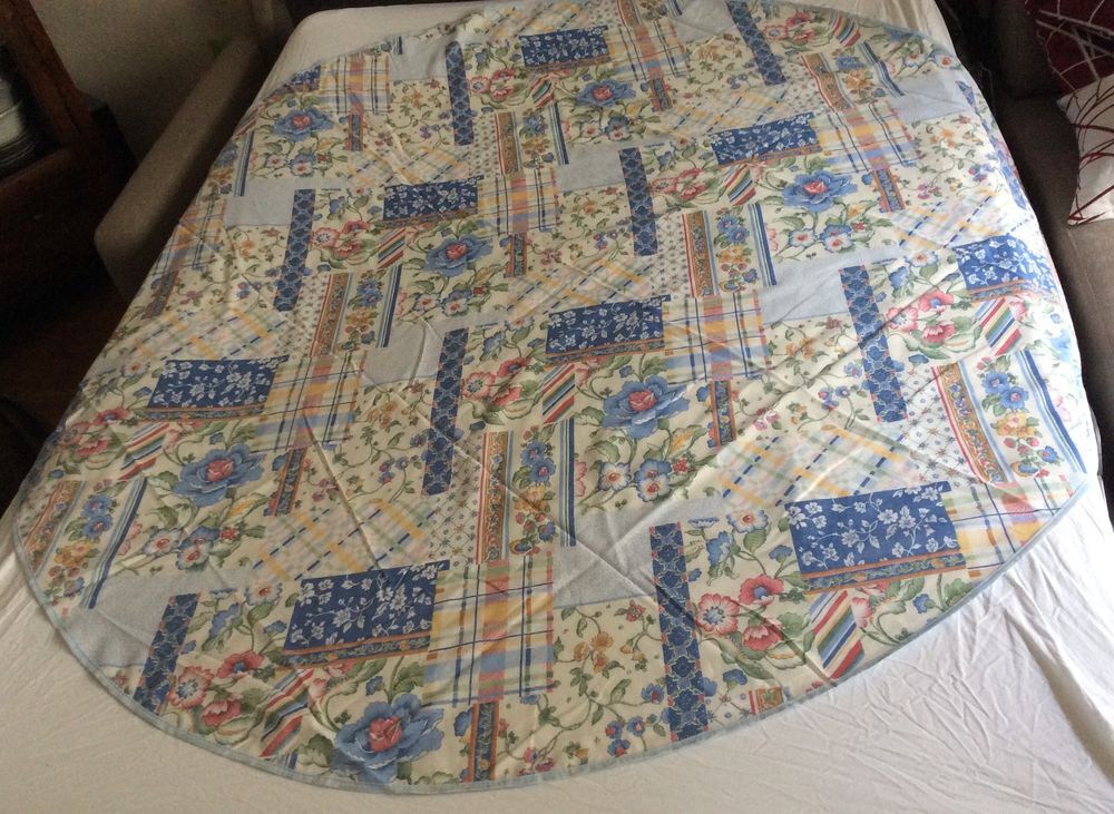 Nappe fleurie ronde - 188x188cm - TB &eacute;tat Décoration