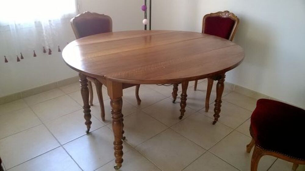 Table ronde en noyer Meubles