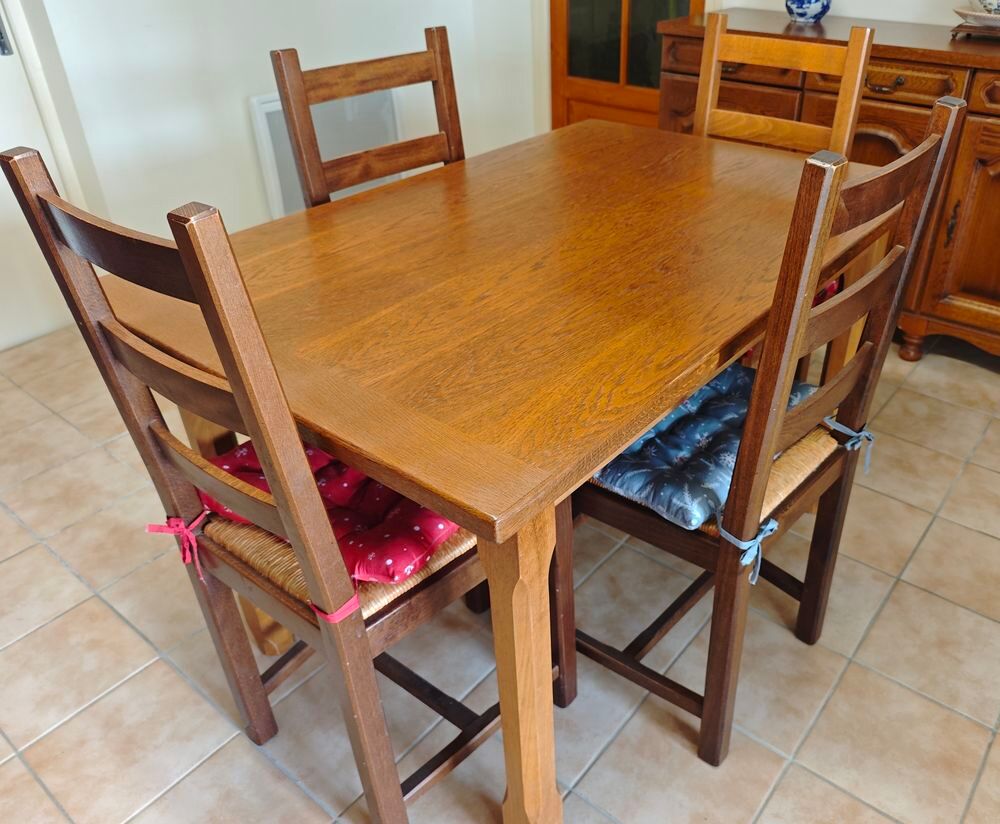 Table et 4 chaises en bon &eacute;tat Meubles