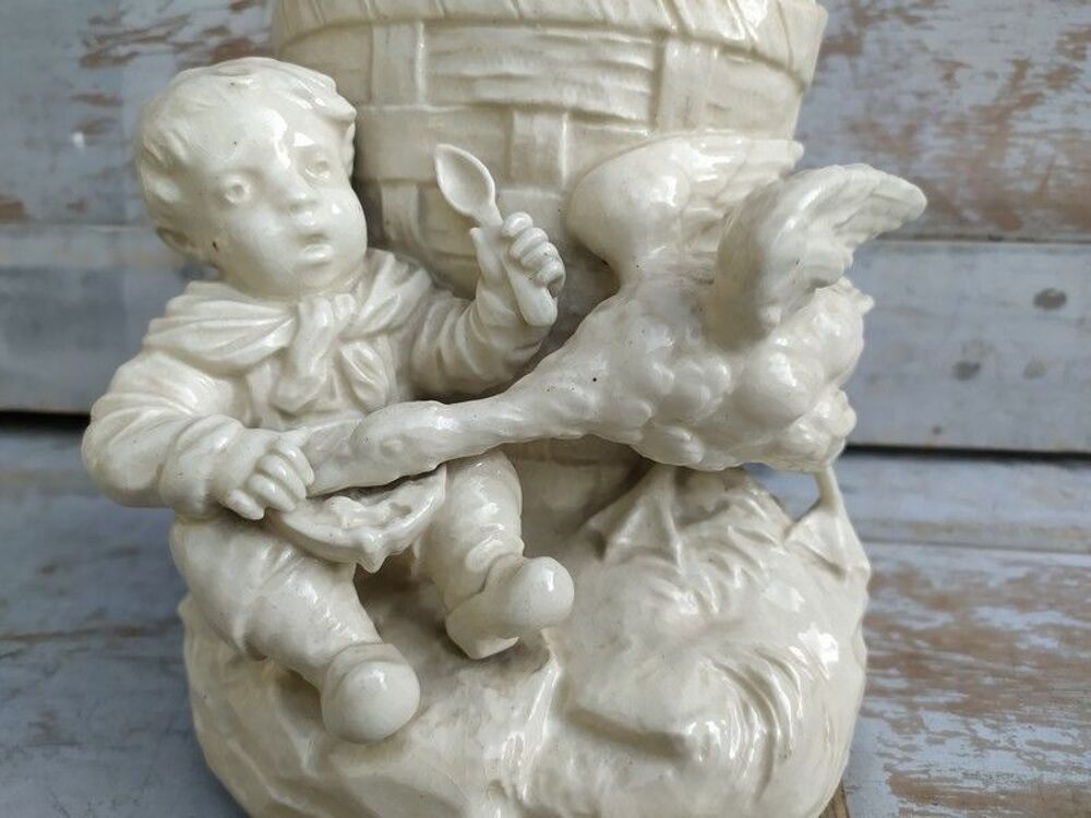 Ancien Vase Fa&iuml;ence Blanche Oie Volant le Gouter d'un Enfant Décoration
