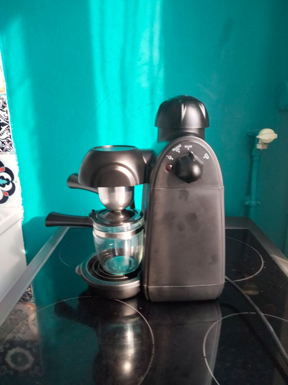 Cafeti&egrave;re pour expresso, cappuccino et chocolat chaud noir. Cuisine