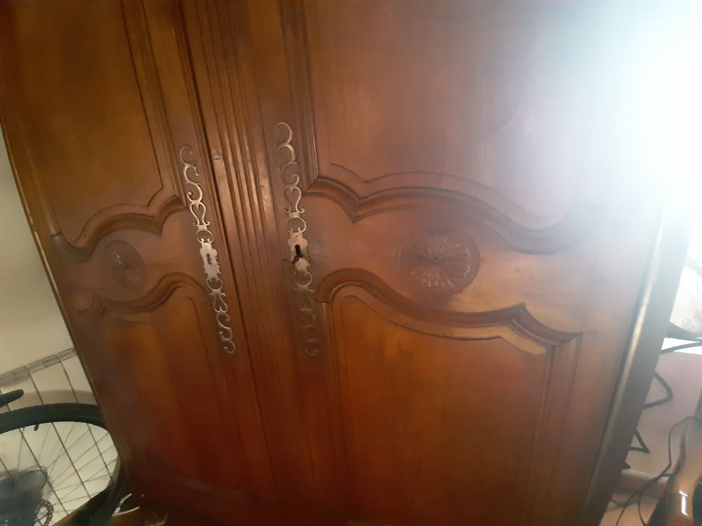 armoire ancienne en bon &eacute;tat. Meubles