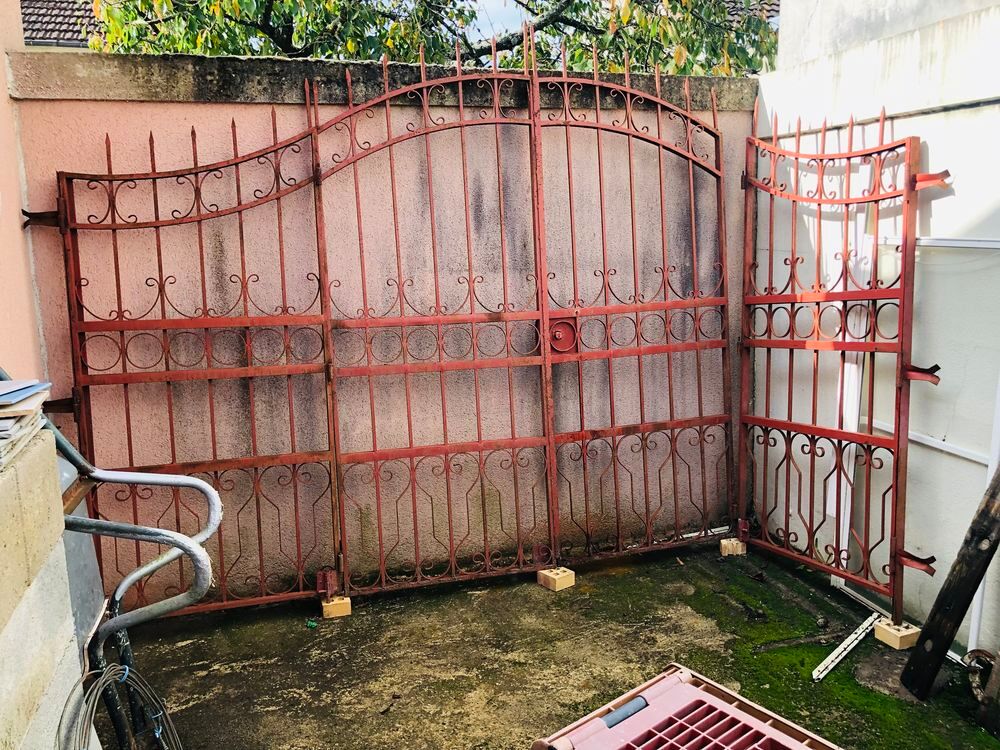 Particulier portail neuf en fer forg&eacute; fait par un artisan ferronnier Bricolage