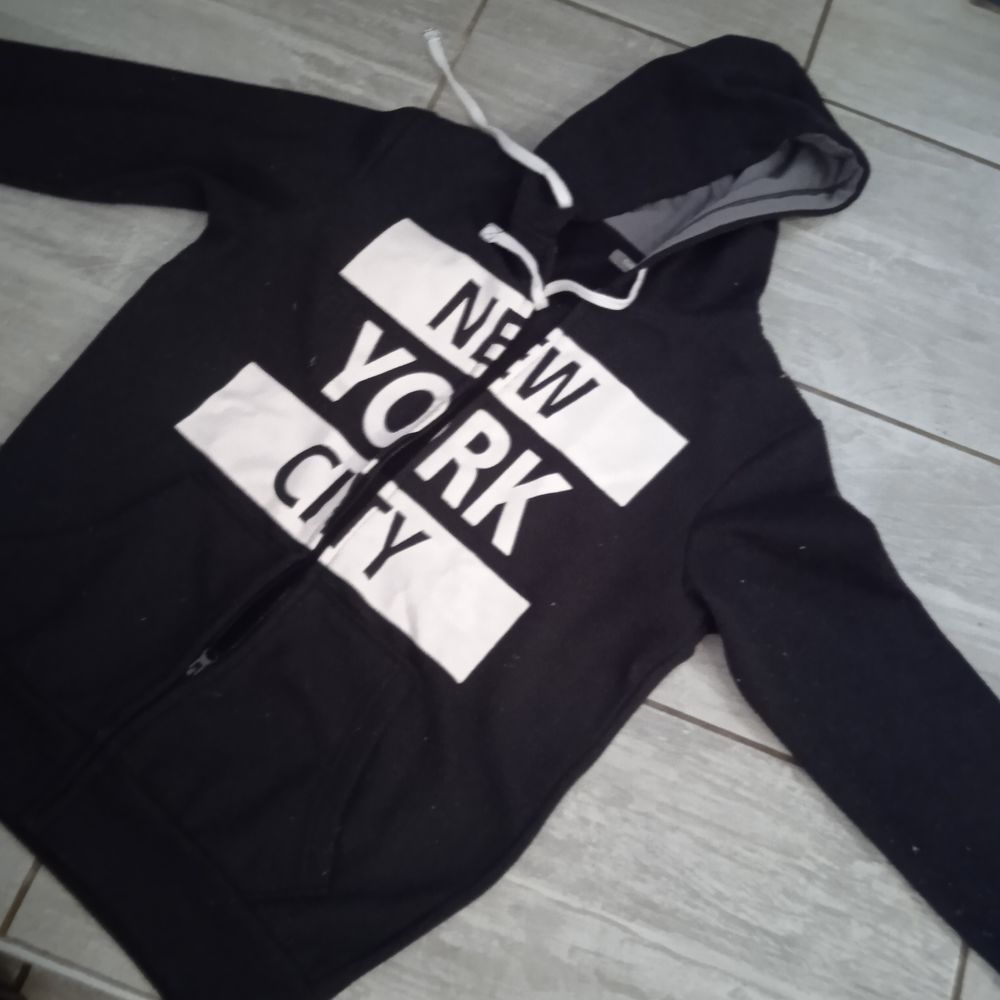 Veste sweat imprim&eacute;e New York city marque cluster capuche, T Vêtements